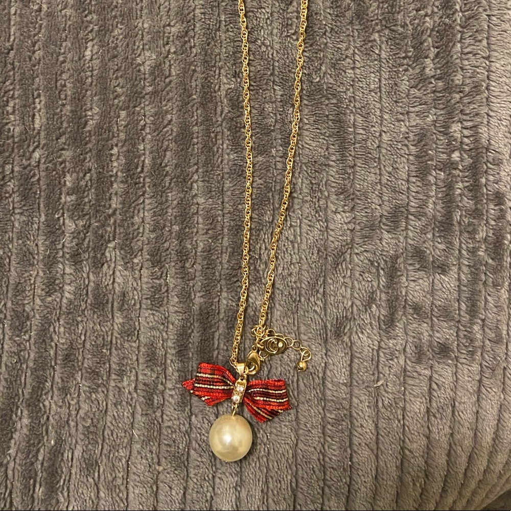 Long bow necklace